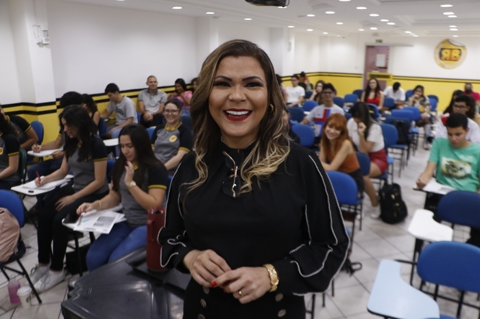 Rosana Bastos em uma sala de aula com estudantes